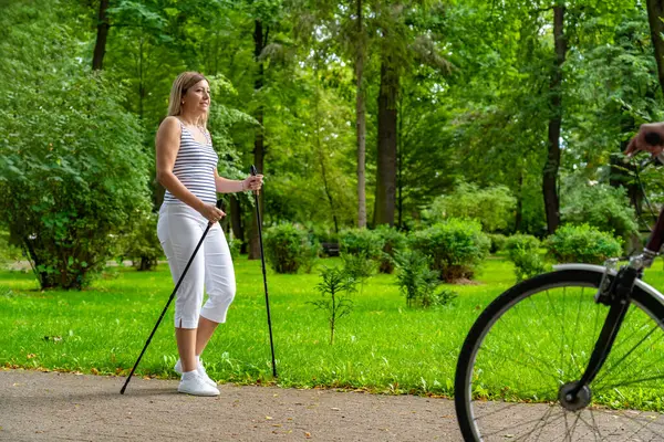 Nordic Walking Kobieta Ćwicząca Parku Miejskim — Zdjęcie stockowe