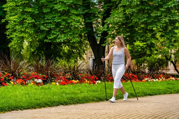 Kuzeyli Yürüyüşü Kadın Şehir Parkında Egzersiz Yapıyor — Stok fotoğraf