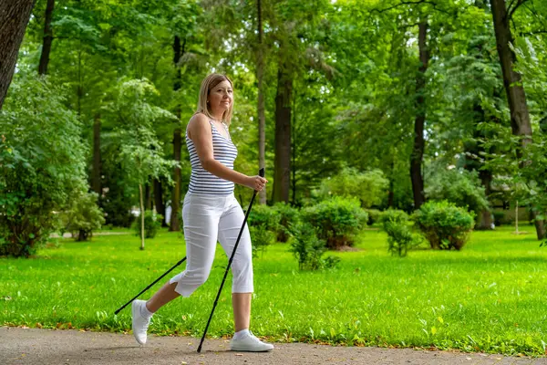 Σκανδιναβικό Περπάτημα Γυναίκα Άσκηση Στο Πάρκο Της Πόλης — Φωτογραφία Αρχείου