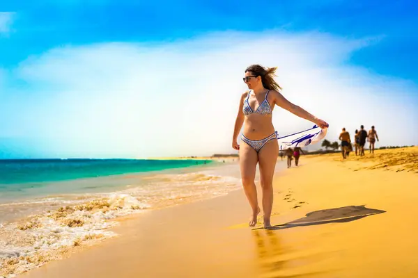 Hermosa Mujer Mediana Adulta Caminando Playa Soleada —  Fotos de Stock