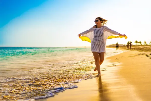 Όμορφη Γυναίκα Περπατά Στην Ηλιόλουστη Παραλία — Φωτογραφία Αρχείου