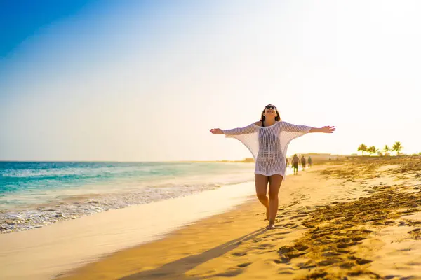Hermosa Mujer Caminando Playa Soleada —  Fotos de Stock