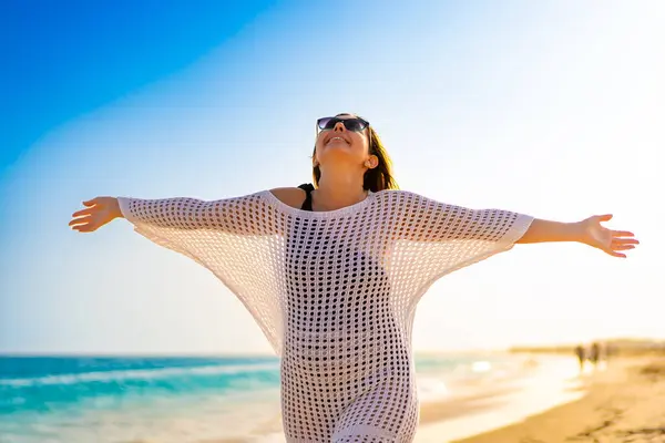 Piękna Kobieta Spacerująca Słonecznej Plaży — Zdjęcie stockowe