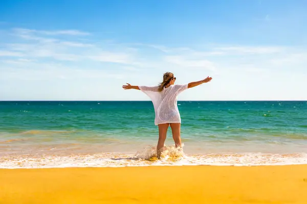 Plaj Tatili Güneşli Sahilde Yürüyen Güzel Bir Kadın — Stok fotoğraf