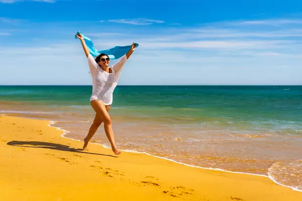 Hermosa Mujer Caminando Playa Soleada Sosteniendo Chal —  Fotos de Stock