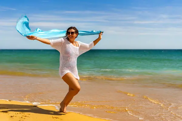 Bella Donna Che Cammina Sulla Spiaggia Soleggiata Tenendo Scialle — Foto Stock