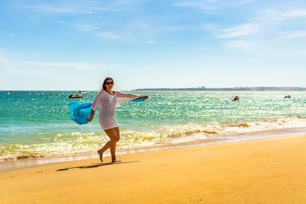 Hermosa Mujer Caminando Playa Soleada Sosteniendo Chal —  Fotos de Stock