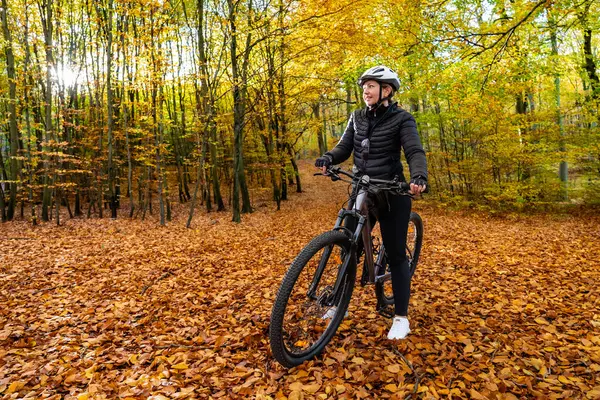 Mujer Montar Bicicleta Bosque Ciudad Paisaje Otoño —  Fotos de Stock