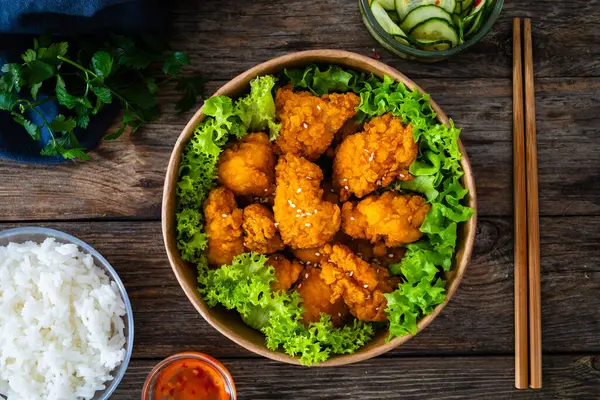 Essen Zum Mitnehmen Gebratene Panierte Chicken Nuggets Und Gemüse Auf lizenzfreie Stockfotos