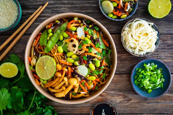 Essen Zum Mitnehmen Asiatisch Angehauchtes Gemüse Und Nudeln Auf Holztisch — Stockfoto