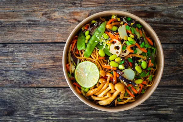 Essen Zum Mitnehmen Asiatisch Angehauchtes Gemüse Und Nudeln Auf Holztisch — Stockfoto