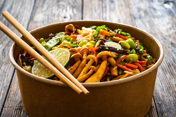 Takeaway Food Asian Style Stir Fried Vegetables Noodles Wooden Table — Stock Photo, Image