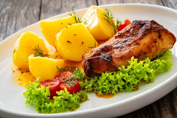 Pişmiş Tavşan Eyeri Ahşap Masada Sebze Salatası — Stok fotoğraf