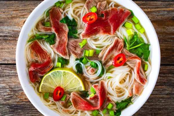 Pho Suppe Vietnamesische Suppe Mit Rindfleisch Auf Holztisch — Stockfoto
