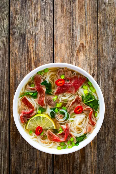 Sopa Pho Sopa Vietnamita Con Carne Res Sobre Mesa Madera —  Fotos de Stock