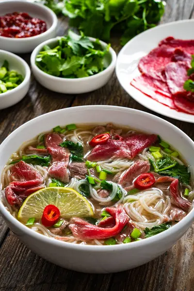 Sopa Pho Sopa Vietnamita Con Carne Res Sobre Mesa Madera —  Fotos de Stock