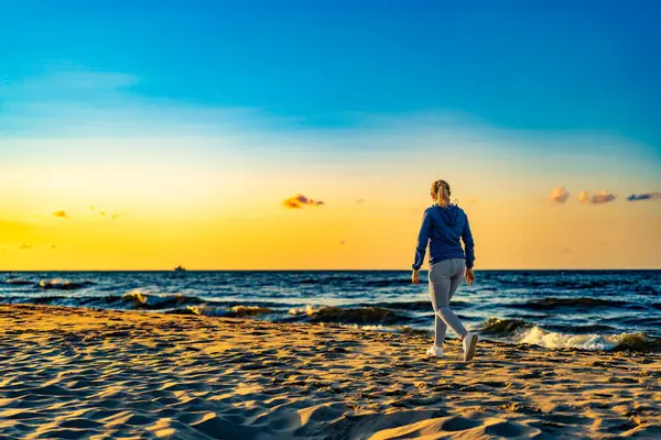 Mooie Midden Volwassen Vrouw Wandelen Het Strand Bij Zonsondergang — Stockfoto