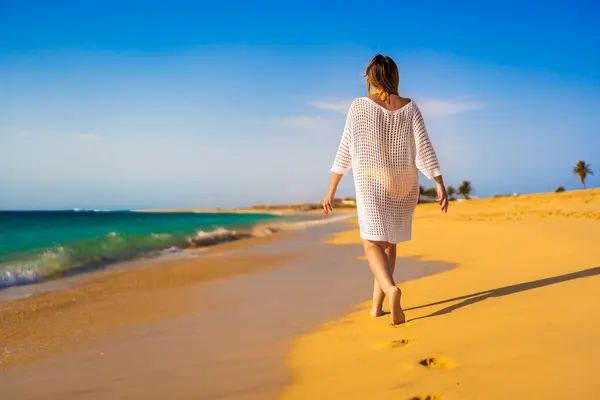 Όμορφη Γυναίκα Περπατά Στην Ηλιόλουστη Παραλία — Φωτογραφία Αρχείου