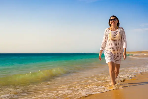 Krásná Žena Kráčí Slunné Pláži — Stock fotografie