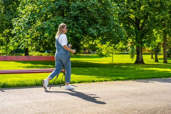 Nordic Walking Cvičení Žen Městském Parku — Stock fotografie