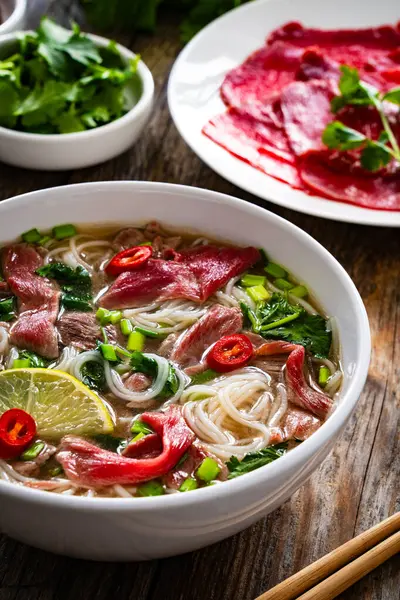 Pho Suppe Vietnamesische Suppe Mit Rindfleisch Auf Holztisch Stockfoto