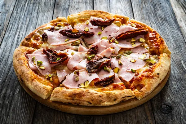 Pizza Mortadella Serem Mozzarella Suszonymi Pomidorami Drewnianym Stole — Zdjęcie stockowe