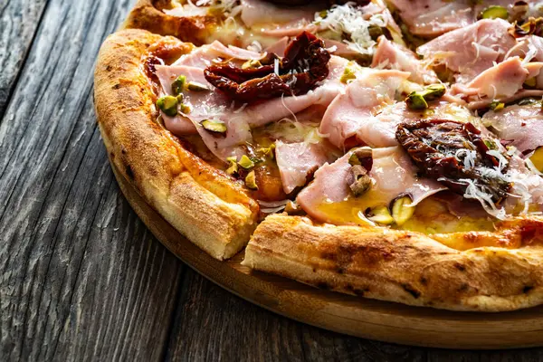 Peynirli Pizza Ahşap Masada Kurutulmuş Domates — Stok fotoğraf