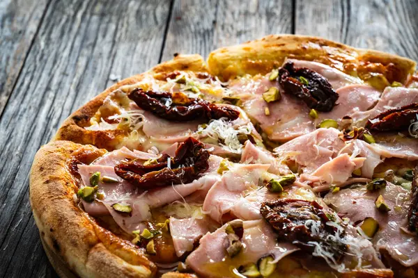 Pizza Mortadella Med Mozzarella Ost Och Soltorkade Tomater Träbord — Stockfoto