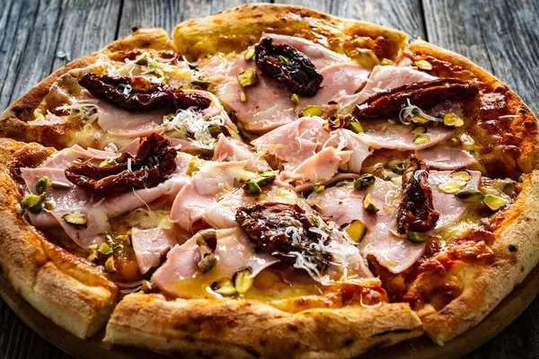 Pizza Mortadella Mit Mozzarella Und Sonnengetrockneten Tomaten Auf Holztisch — Stockfoto