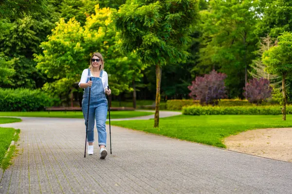 Nordic Walking Kobieta Ćwicząca Parku Miejskim — Zdjęcie stockowe