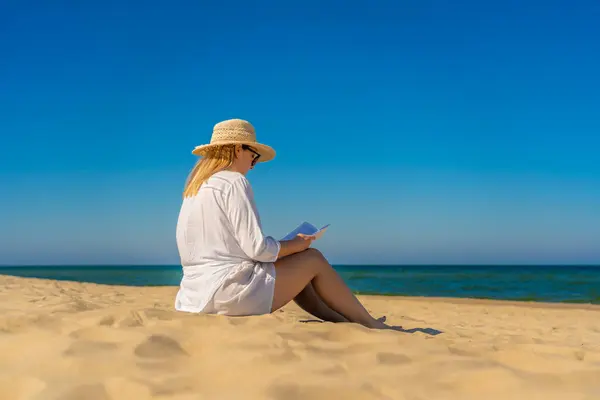 Kobieta Siedząca Plaży Czytająca Książkę — Zdjęcie stockowe