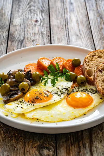 Kahvaltı Yumurta Kızarmış Ekmek Tatlı Patates Mantar Zeytinler Ahşap Masada — Stok fotoğraf