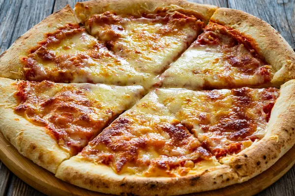Domates Soslu Margherita Pizza Ahşap Arka Planda Mozzarella Peyniri — Stok fotoğraf