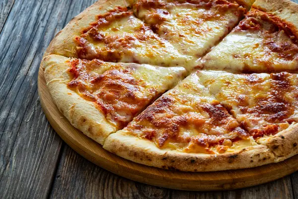 Margherita Pizza Mit Tomatensauce Und Mozzarella Auf Hölzernem Hintergrund — Stockfoto