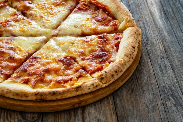 Margherita Pizza Con Salsa Tomate Queso Mozzarella Sobre Fondo Madera — Foto de Stock