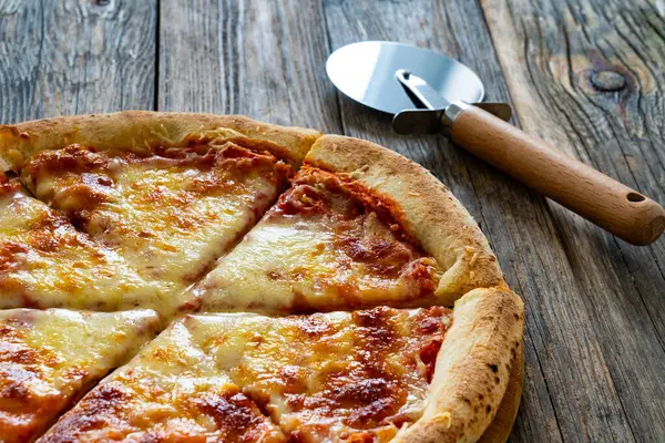 Margherita Pizza Con Salsa Tomate Queso Mozzarella Sobre Fondo Madera — Foto de Stock
