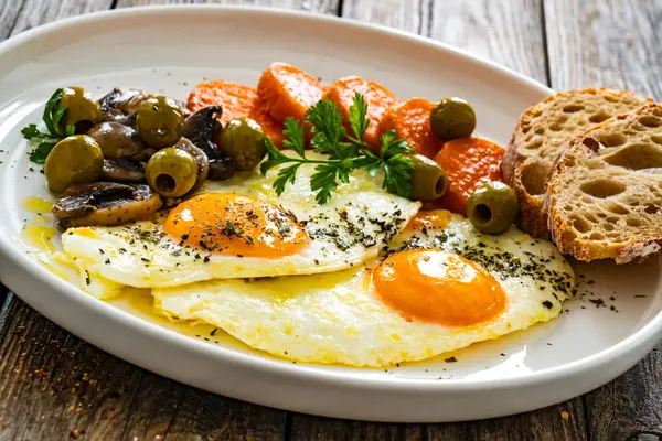 Frühstück Von Der Sonnenseite Toastbrot Süßkartoffeln Pilze Und Oliven Auf lizenzfreie Stockfotos
