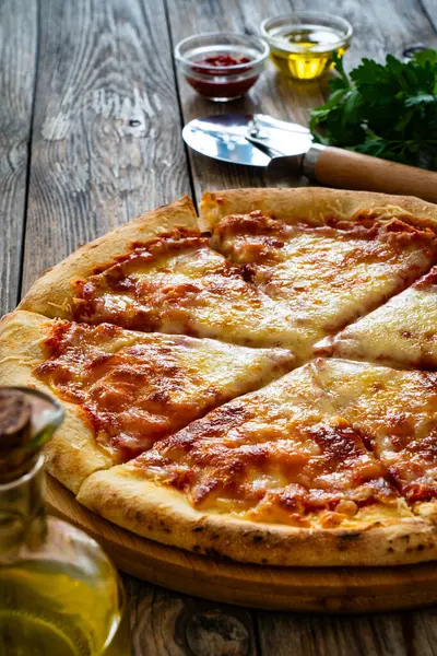 Margherita Pizza Rajčatovou Omáčkou Mozzarella Sýrem Dřevěném Pozadí Stock Obrázky