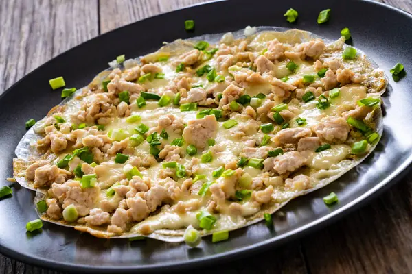 Vietnam Pizzası Pirinç Biberli Omlet Tavuk Eti Mantarlı Ahşap Masa Stok Fotoğraf