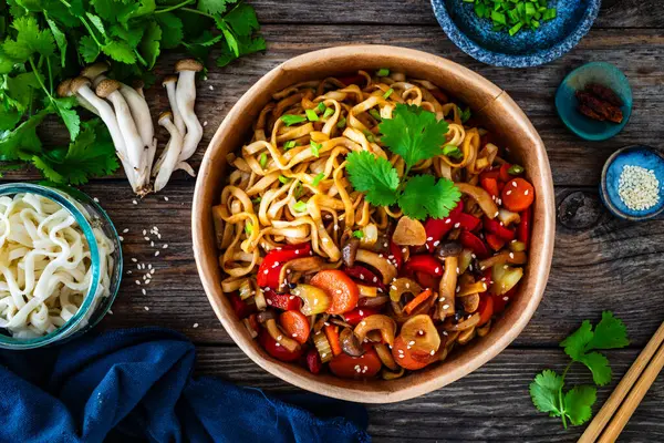 Paket Yemek Asya Usulü Kızarmış Sebze Erişteyi Ahşap Masada Karıştırır Telifsiz Stok Fotoğraflar