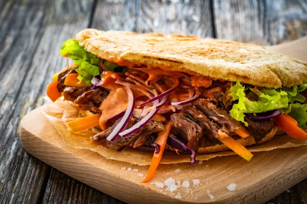 Pita Büyük Bir Sandviç Ahşap Masada Taze Sebzeler Telifsiz Stok Imajlar