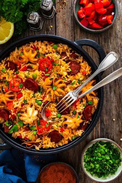 Paella Skaldjur Och Chorizo Matlagning Pan Träbord — Stockfoto