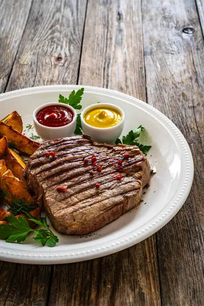 Grilled Beef Sirloin Steak Met Gebakken Aardappelen Houten Tafel — Stockfoto