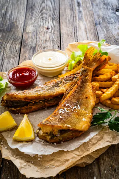 Fried Perch French Fries Lemon Served Paper Wooden Table — Stock Photo, Image