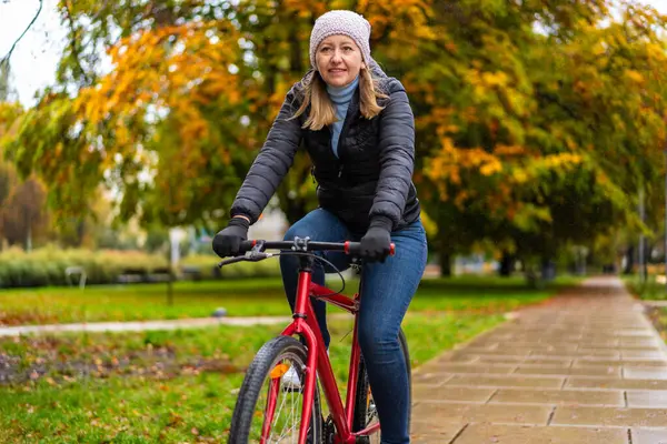 Взрослая Женщина Велосипеде Городском Парке Дождливый День — стоковое фото