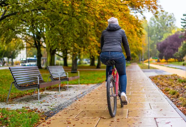 Взрослая Женщина Велосипеде Городском Парке Дождливый День — стоковое фото