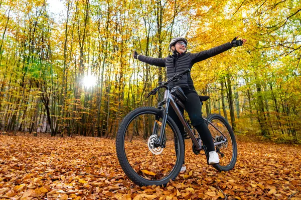 Mulher Andar Bicicleta Floresta Cidade Cenário Outonal — Fotografia de Stock