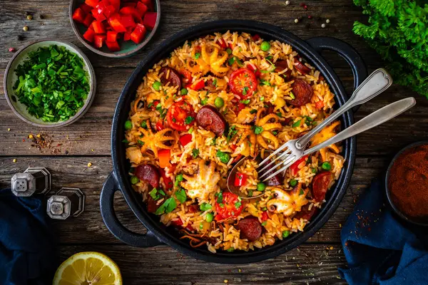 Paella Mit Meeresfrüchten Und Chorizo Der Pfanne Auf Holztisch Stockbild