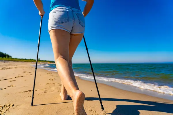 Nordic Walking Piękna Kobieta Ćwicząca Plaży Zdjęcie Stockowe