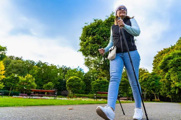 Nordic Walking Kobieta Ćwicząca Parku Miejskim Zdjęcia Stockowe bez tantiem